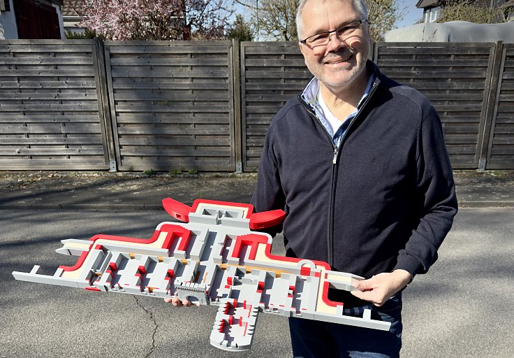 Fank Beumer mit Modell Zwischenwerk VIII b